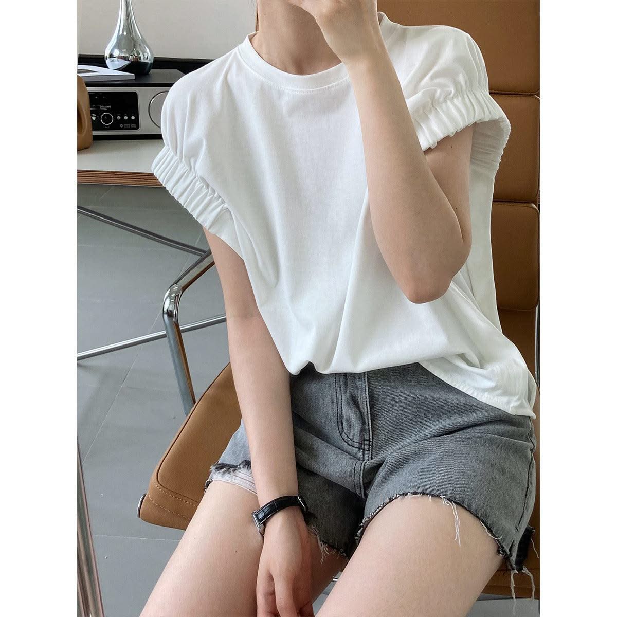 Women With Skimpy Sleeves And Pleated T-shirts - Elanique
