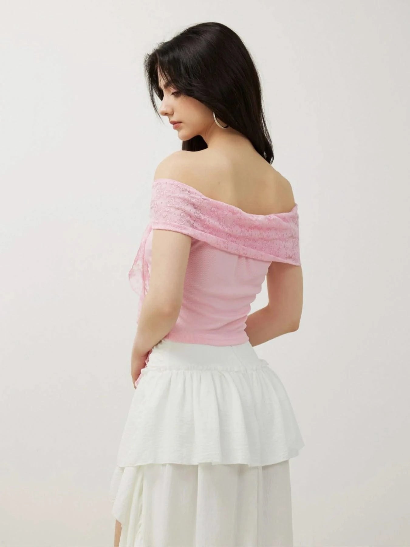 Women's sexy off-the-shoulder short top in pink lace, decorated with mesh roses