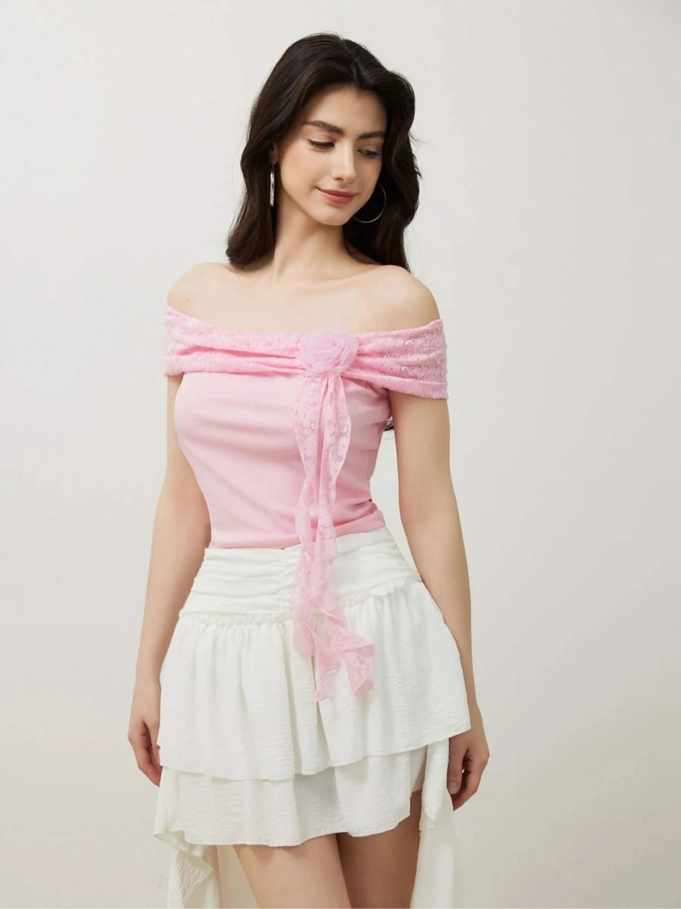Women's sexy off-the-shoulder short top in pink lace, decorated with mesh roses
