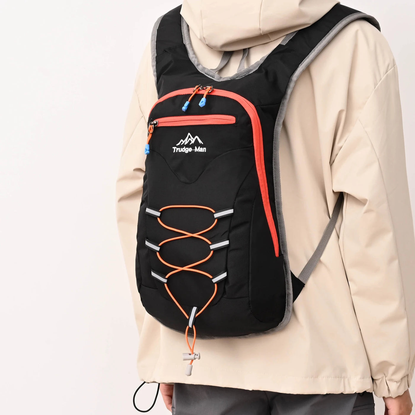 Multifunctional backpack suitable for hiking, mountaineering, and off-road cycling - featuring adjustable shoulder straps and ch