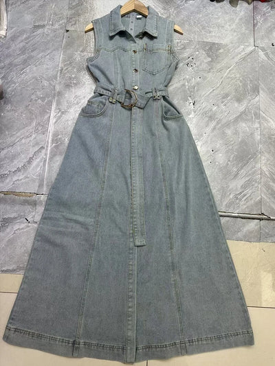 Retro fashion denim dress 2025 summer new elegant sleeveless single-breasted lapel with belt waist A long skirt.