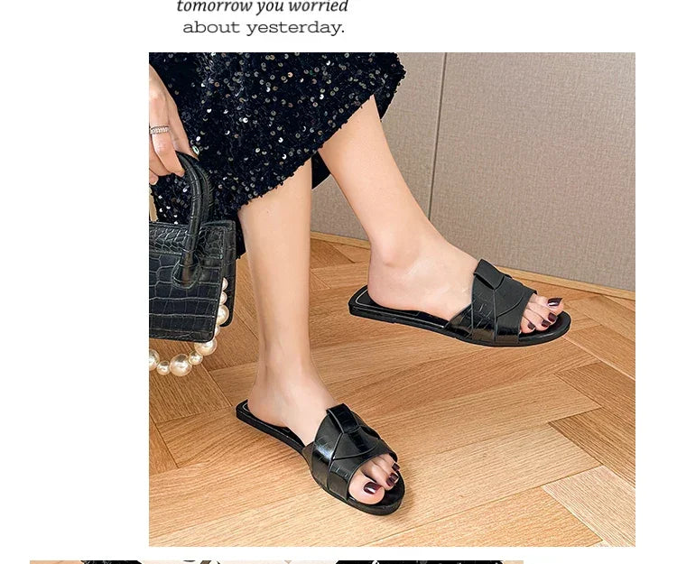 Designer Woman Flat Slippers 2025 Luxury Designer Sandals Casual Bottom Slippers Summer Women Sandals New Shoes for Women
