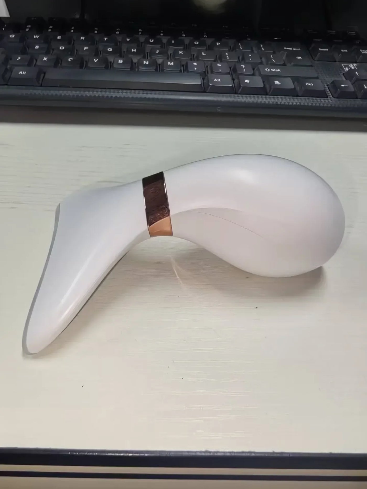 LED three-color light neck facial lifting beauty device vibration massager skin tightening anti-wrinkle removal double chin