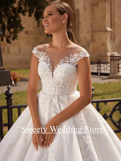 Woman Ball Gown Wedding Dress for Bride New Customized Cap Sleeve O Neck Beadings Applique Tulle Sweep Train Bridal Gown
