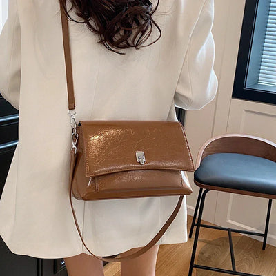 Luxury Brand Handbag For Women In Premium Leather Featuring Elegant Messenger Design And Durable Build