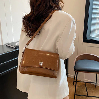 Luxury Brand Handbag For Women In Premium Leather Featuring Elegant Messenger Design And Durable Build