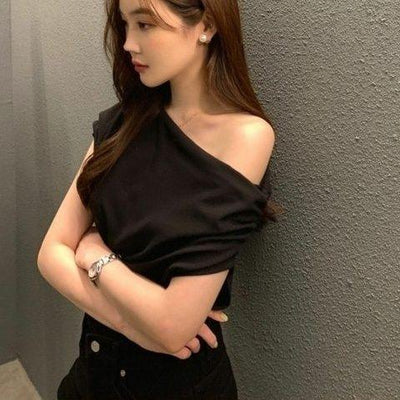 2025 Shirts for Women White Diagonal Collar Crop Tops Off Shoulder Short Sleeve Tshirt Lady Korean Wild OL Pleated T-shirts
