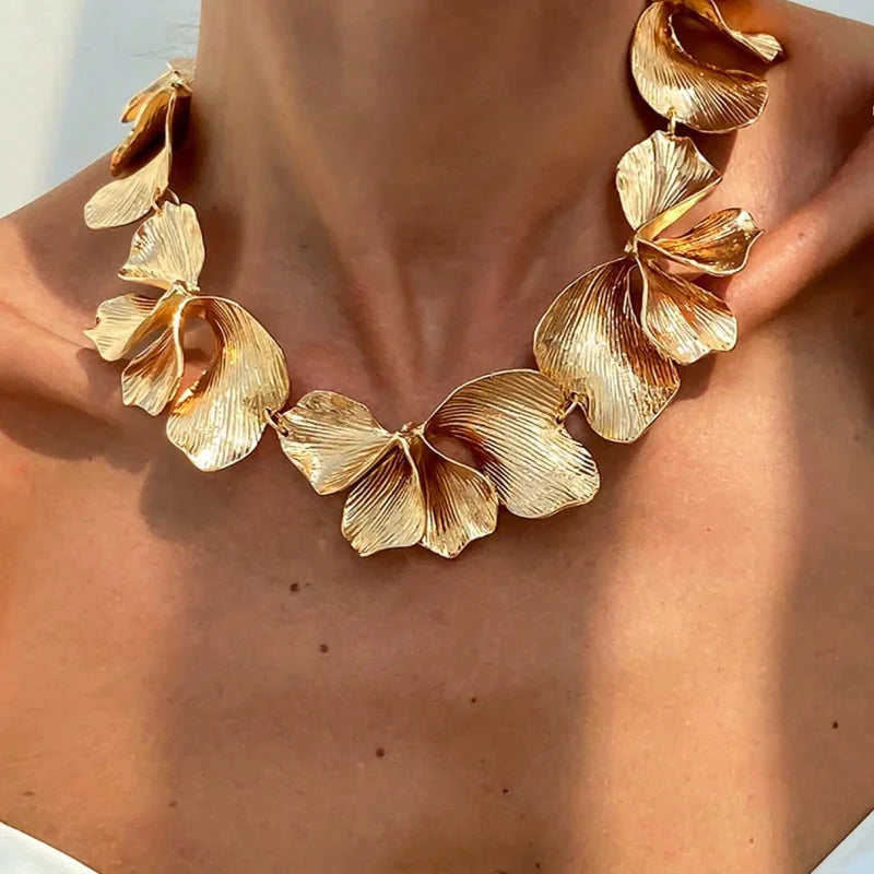 Statement Flower Choker Chic Floral Collar Necklace Bold Botanical Design For Women Elegant Summer Garden Party Jewelry