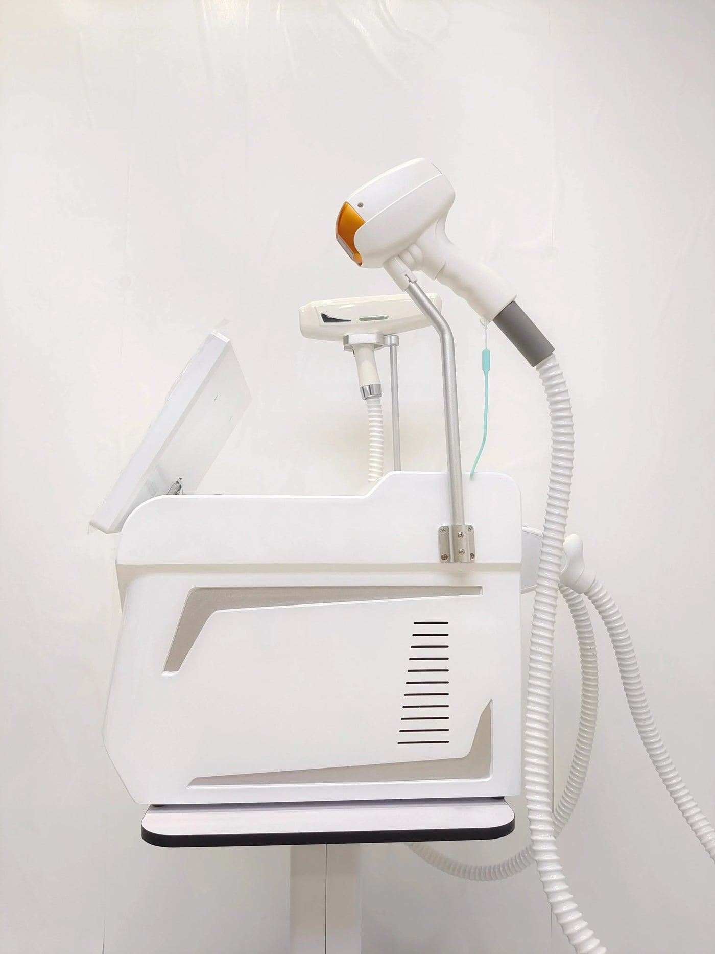 Hair remvoal handle  Germany diode laser hair removal technology is based on the selective kinetics of light and heat. The laser