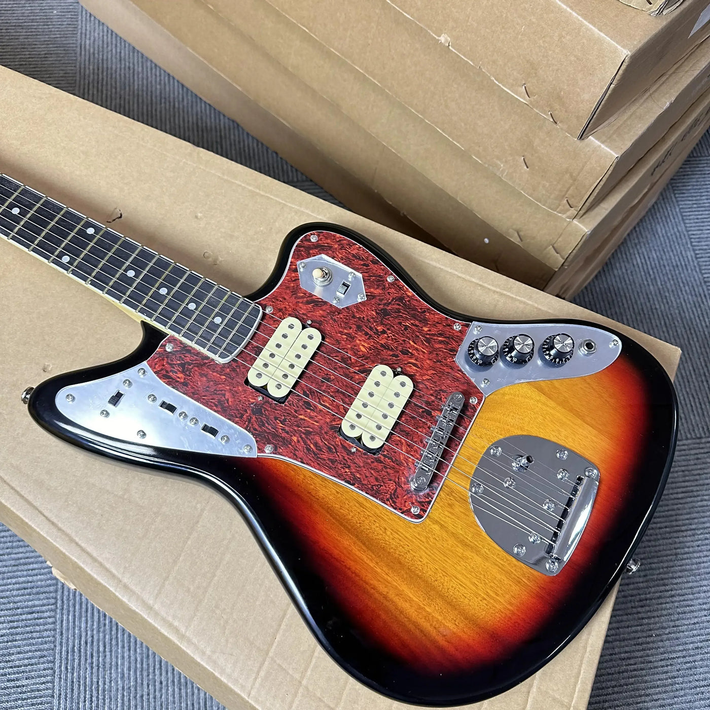 Electric guitar with mahogany body and rosewood neck, high-quality and free of charge for delivery.