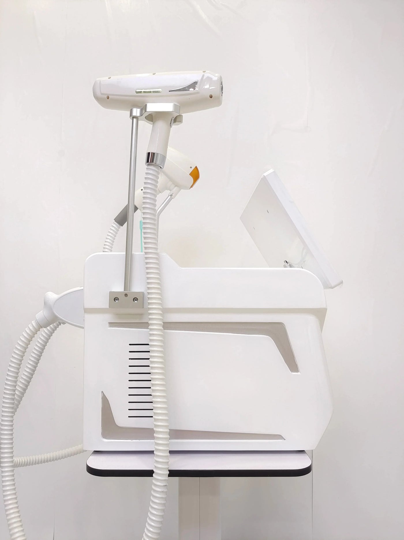 Hair remvoal handle  Germany diode laser hair removal technology is based on the selective kinetics of light and heat. The laser