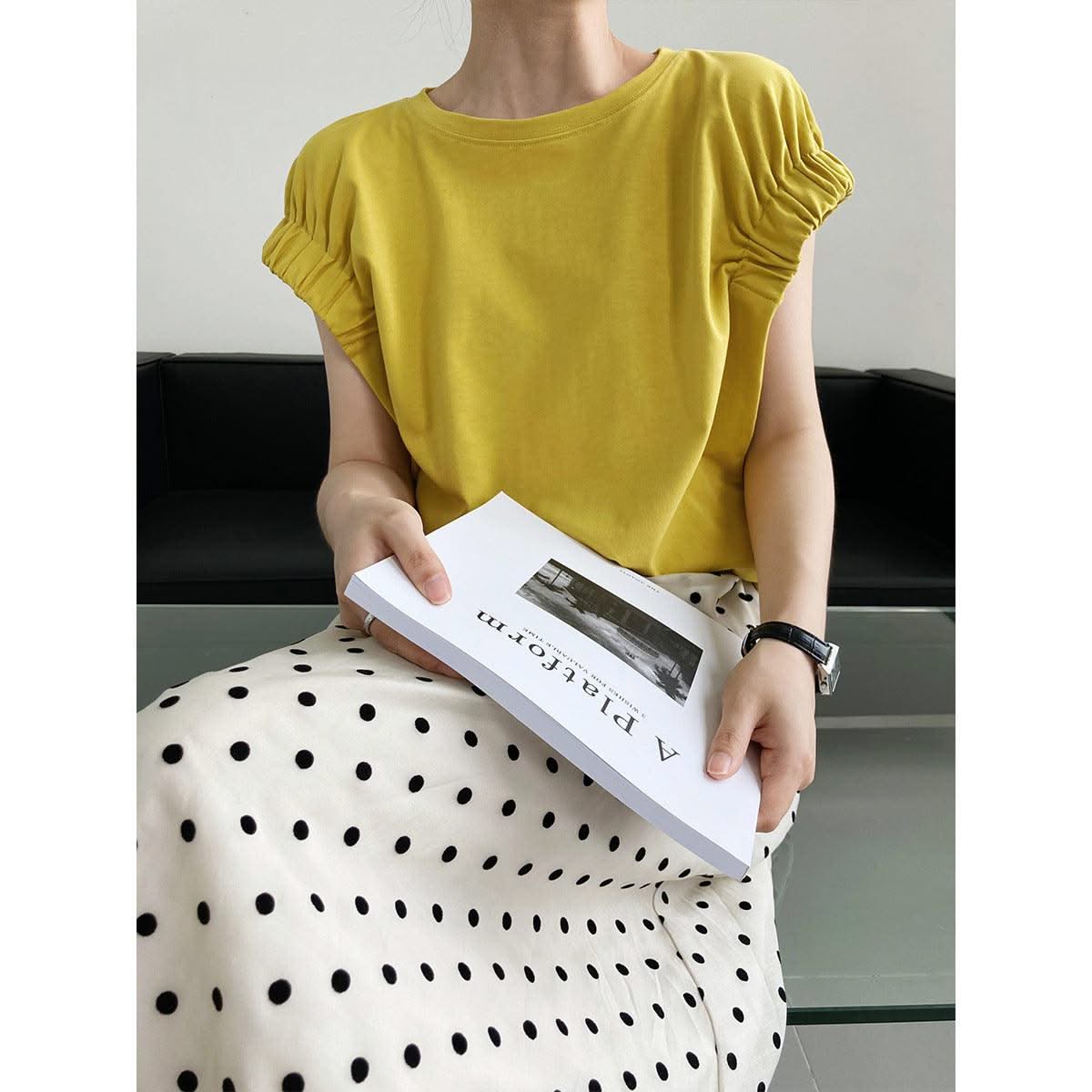 Women With Skimpy Sleeves And Pleated T-shirts - Elanique