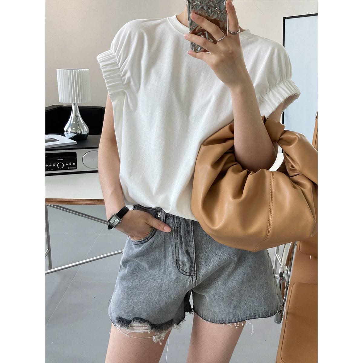 Women With Skimpy Sleeves And Pleated T-shirts - Elanique